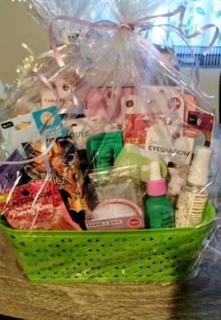 Gift basket with more then 25+ new items