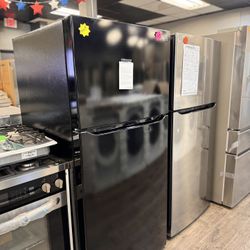 LG Refrigerator With Freezer (Take It Home In Payments/ llévatelo a casa en pagos) 