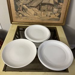 🍽️ White Dinnerware Set - Fast Sale! Upgrade your kitchen with this clean and elegant white plate set.