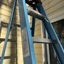 Werner FS108 Fiberglass Step Ladder *250 Lb - 8 Ft* .. Little use