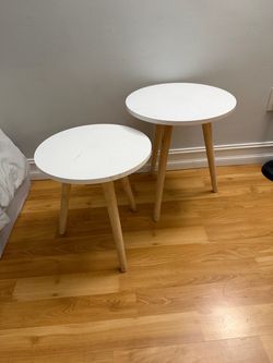 Set of 2 Modern Round Nesting End Tables – White Top & Natural Wood Legs