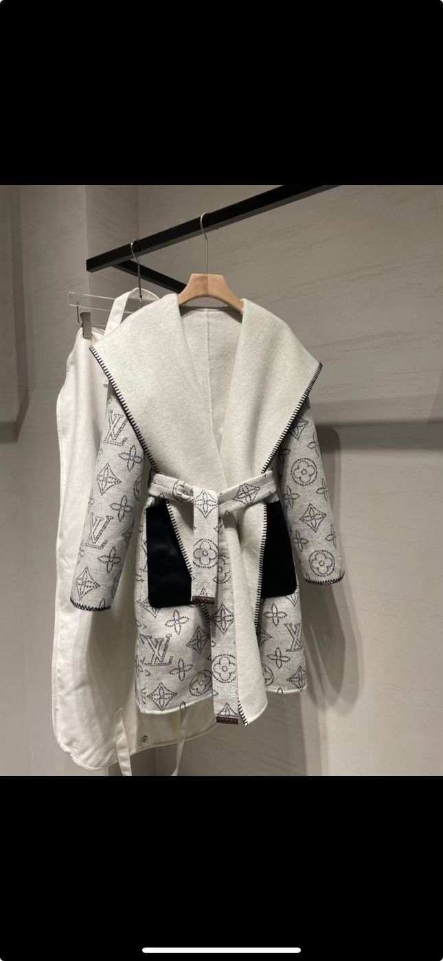 Louis Vuitton Women Reversed Wool Blended Cashmere Coat