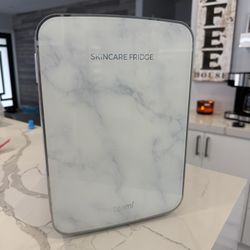 Mini Fridge / Cools And Warms