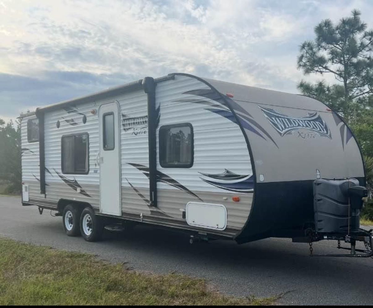 Wildwood by Forest River X-Lite Series M-261BHXL