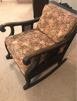 VINTAGE ANTIQUE ROCKING CHAIR