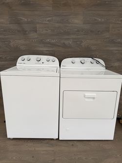 Whirlpool washer and gas dryer laundry set
