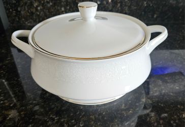Norleans "White Lace" Round Covered Vegetable / Casserole Dish