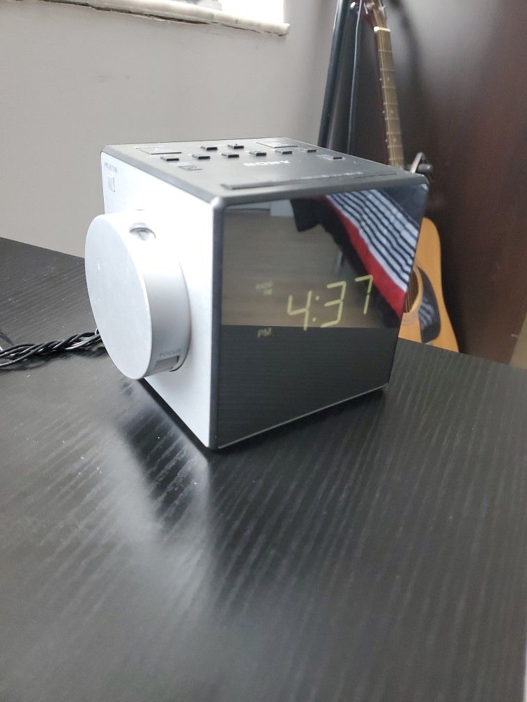 Sony ICF-C1PJ Alarm Clock with Radio and Time Projection