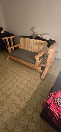 Swinging bench