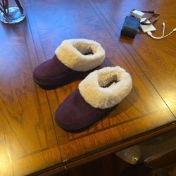 NEW Dearfoams Women's Purple Slippers - Size Medium (7-8)
​Brand: Dearfoams
​Condition: Brand New
​Size: Medium (Fits Women's 7-8)
​Color: Deep Purple