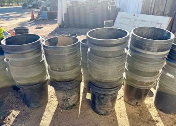 15 Gallons pots $5 each / Botes de 15 galones $5 each