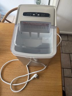 Insignia Portable Ice Maker