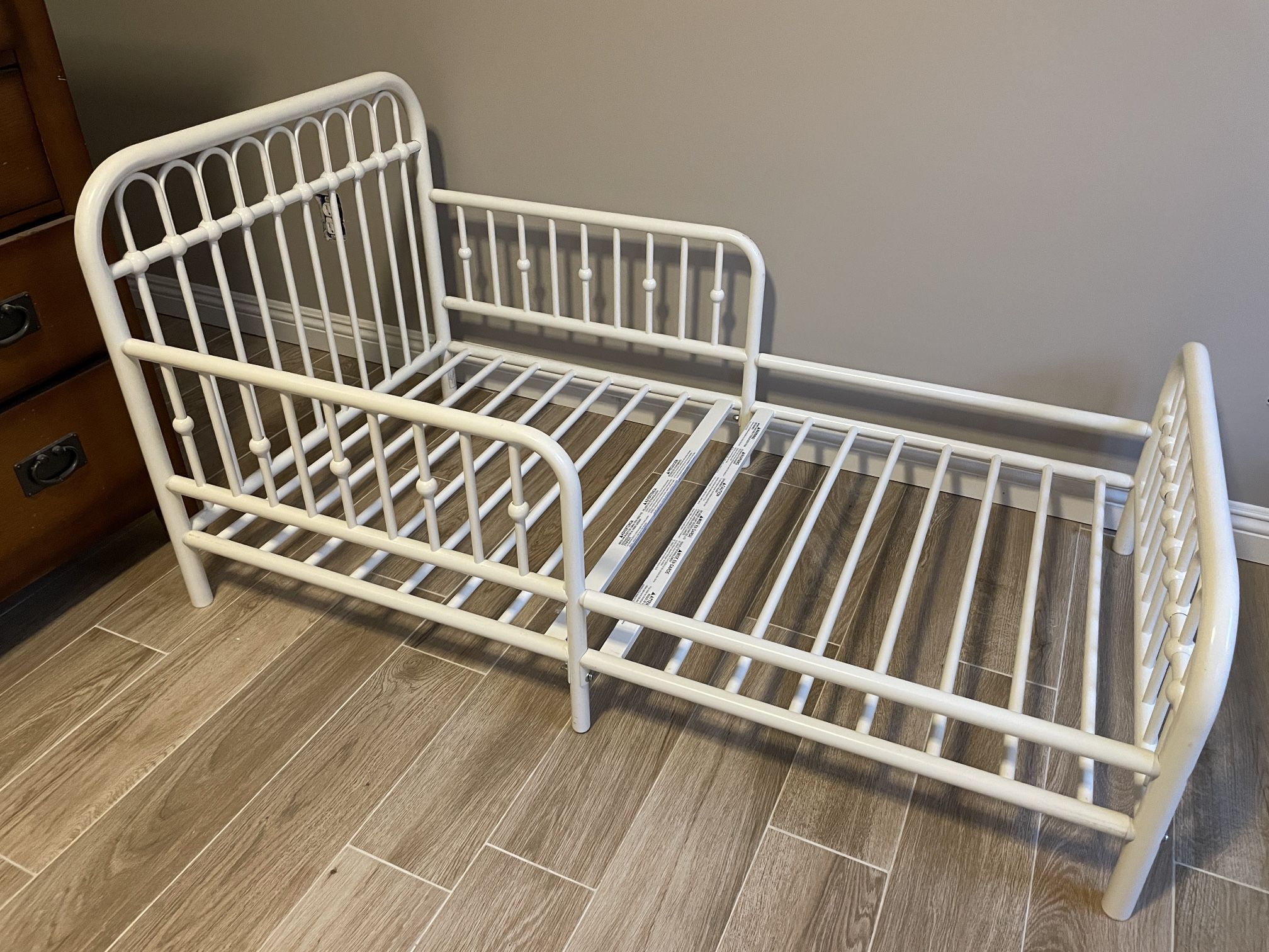 Little Seeds Monarch Hill Ivy Metal Toddler Bed, White