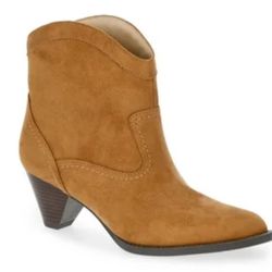 NWT WOMENS SIZE 9 BOOTS SUEDE LIKE 