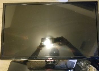 32" LG Flatscreen W/remote