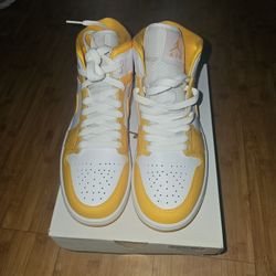Wmns Air Jordan 1 Mid 
