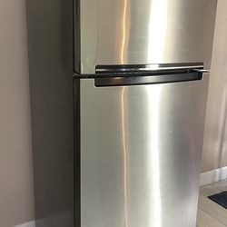 Whirlpool 18 cu ft Top Freezer Refrigerator - 28"W Stainless Steel