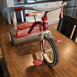 Classic Radio Flyer Tricycle with Metal Seat