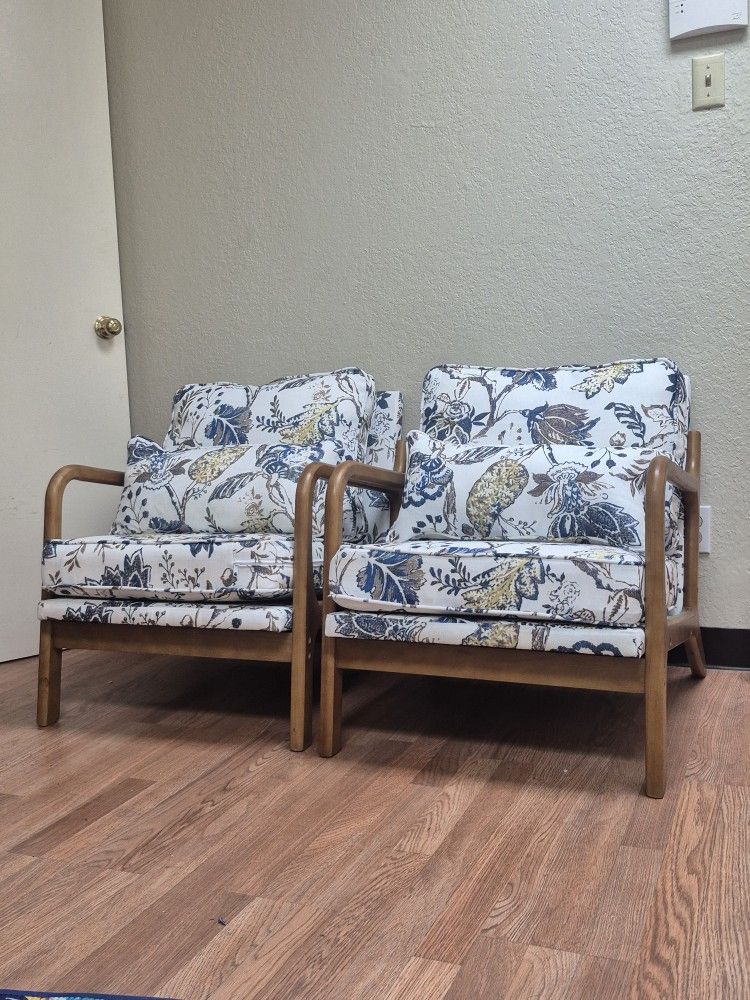 2 MATCHING ACENTS CHAIRS MID CENTURY STYLE WOOD LEGS NEW CONDITION SUPER COMFORTABLE