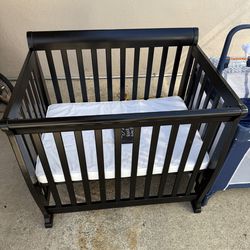 Mini baby crib
