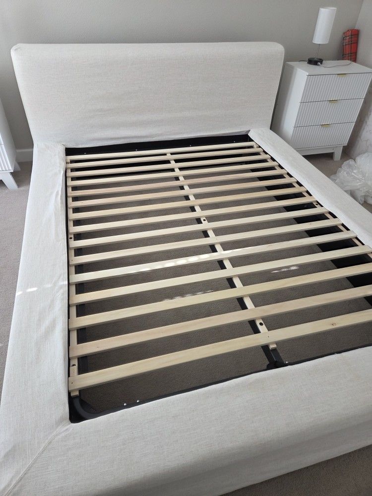 Queen Castlery Dawson Storage Bed - Like New