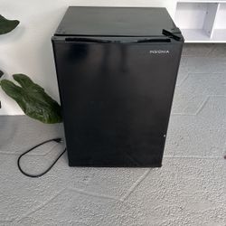 Insignia Mini Fridge - Needs Work