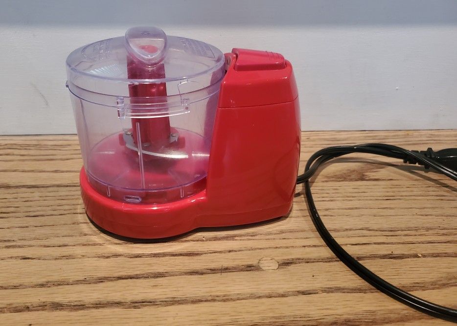 Walmart - Mini Chopper - 1.5 Cup Capacity (Detachable) - One-Touch Pulse - 120V / 65Hz / 35W (Model# MC67)