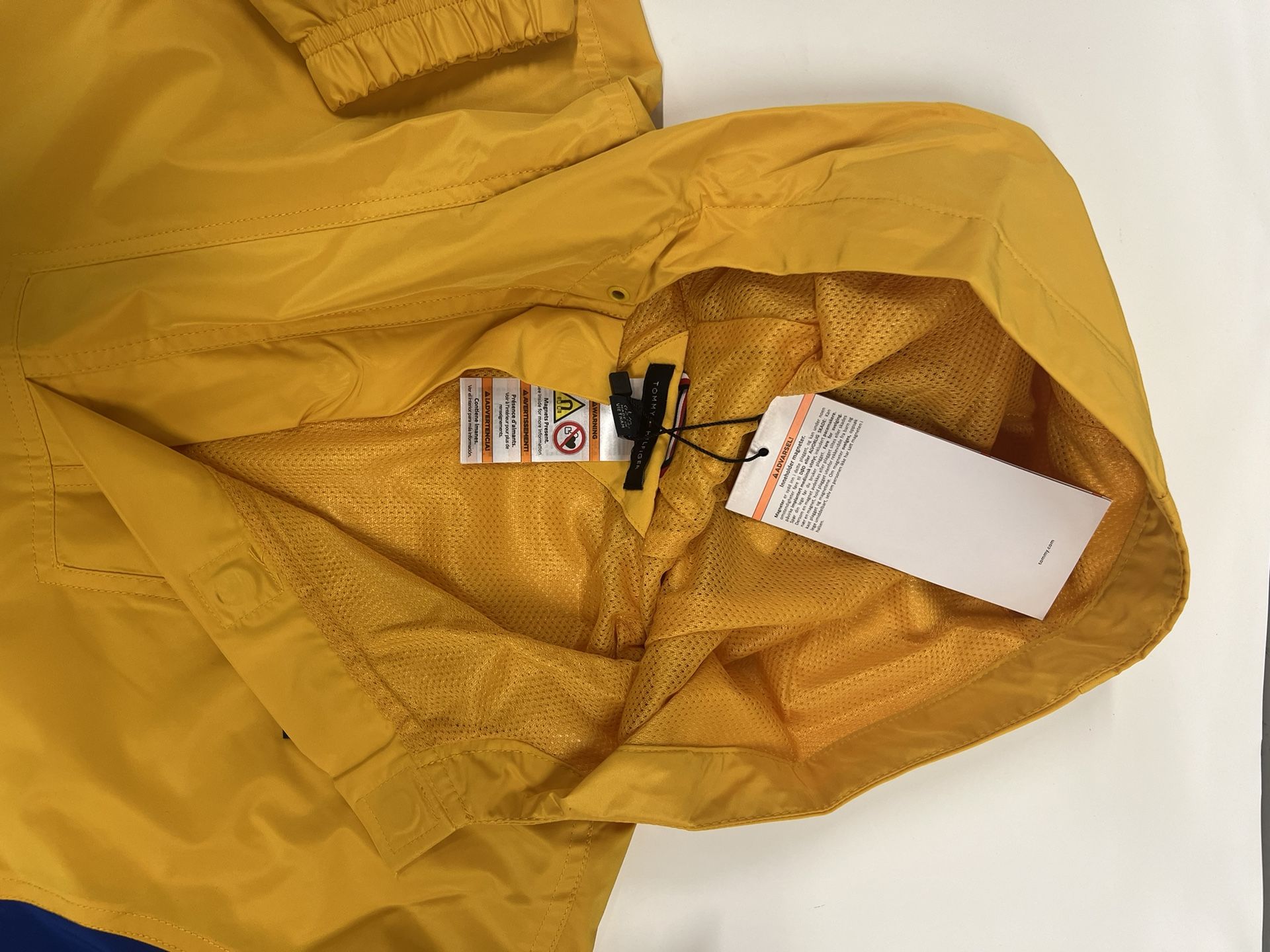 TOMMY HILFIGER HODDED RAIN JACKET