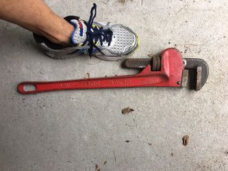 Heavy duty iron pipe wrench - 24"