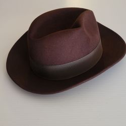 Vintage Capas Design 100% Wool Untouchable Fedora Hat Brown Size Medium 
Made in USA.
It has leather sweatbands stamped with "Untouchable" and "Capas 