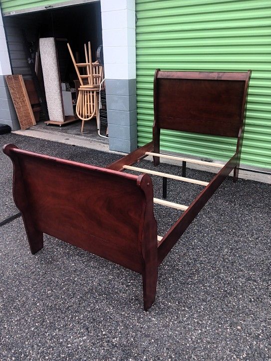 Twin Sleigh Bed