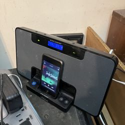 Vintage 2007 1st Gen iPod Touch 8GB + Altec Lansing Dock w/ FM Radio & Clock – Retro Apple Setup  ⸻  🔥 UPDATED DESCRIPTION (Clean + Accurate):  Authe