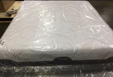 King Serta iComfort efx Gel Memory Foam Mattress with Free Delivery