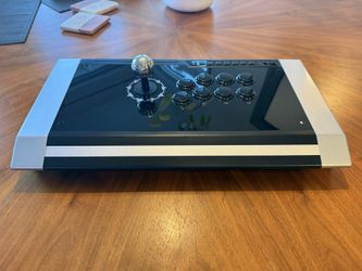 Qanba Obsidian Joystick With Sanwa Buttons. Compatible with PS3, PS4 and PC.