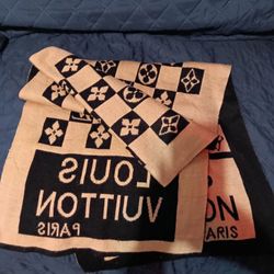 Louis Vuitton Sweater Scarf