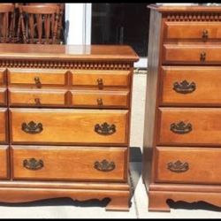 Beautiful Mid Century 2-Piece Solid Maple Bedroom Set