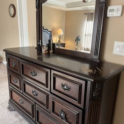 King Size Bedroom Set Included Dresser Mirror 2 Nightstands And King size Bed Headboard And Footboard 
