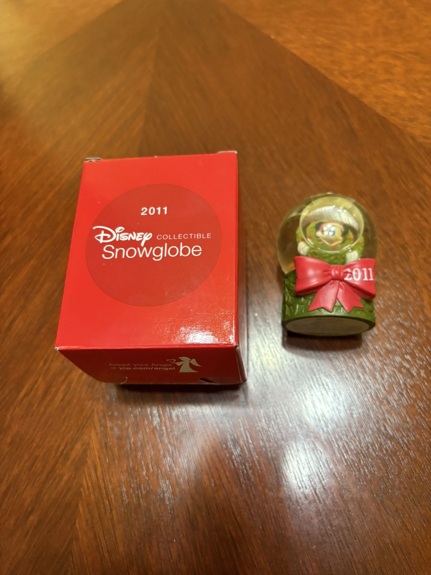 2011 Disney Collectible Snow Globle