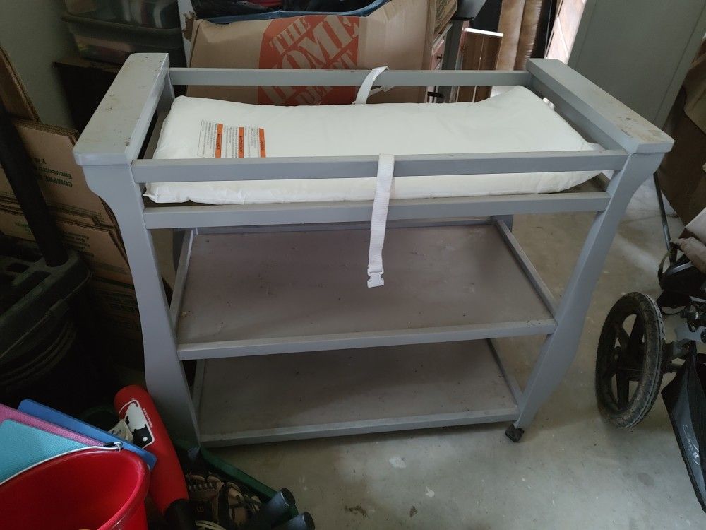 Changing Table On Wheels 