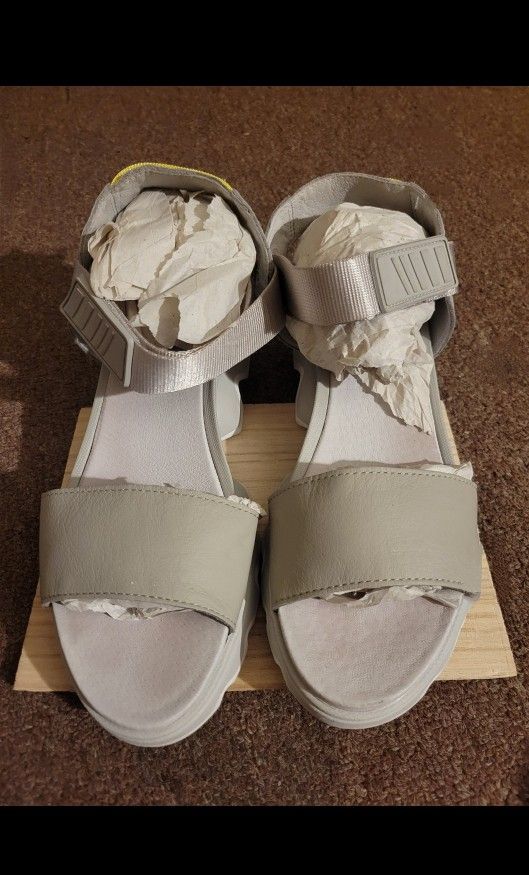 Sorel Kinetic Sandals Size 9.5 (26.5 Cm.)