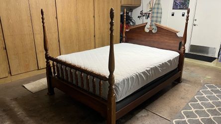 Mid Century Queen/Full bed w/queen mattress