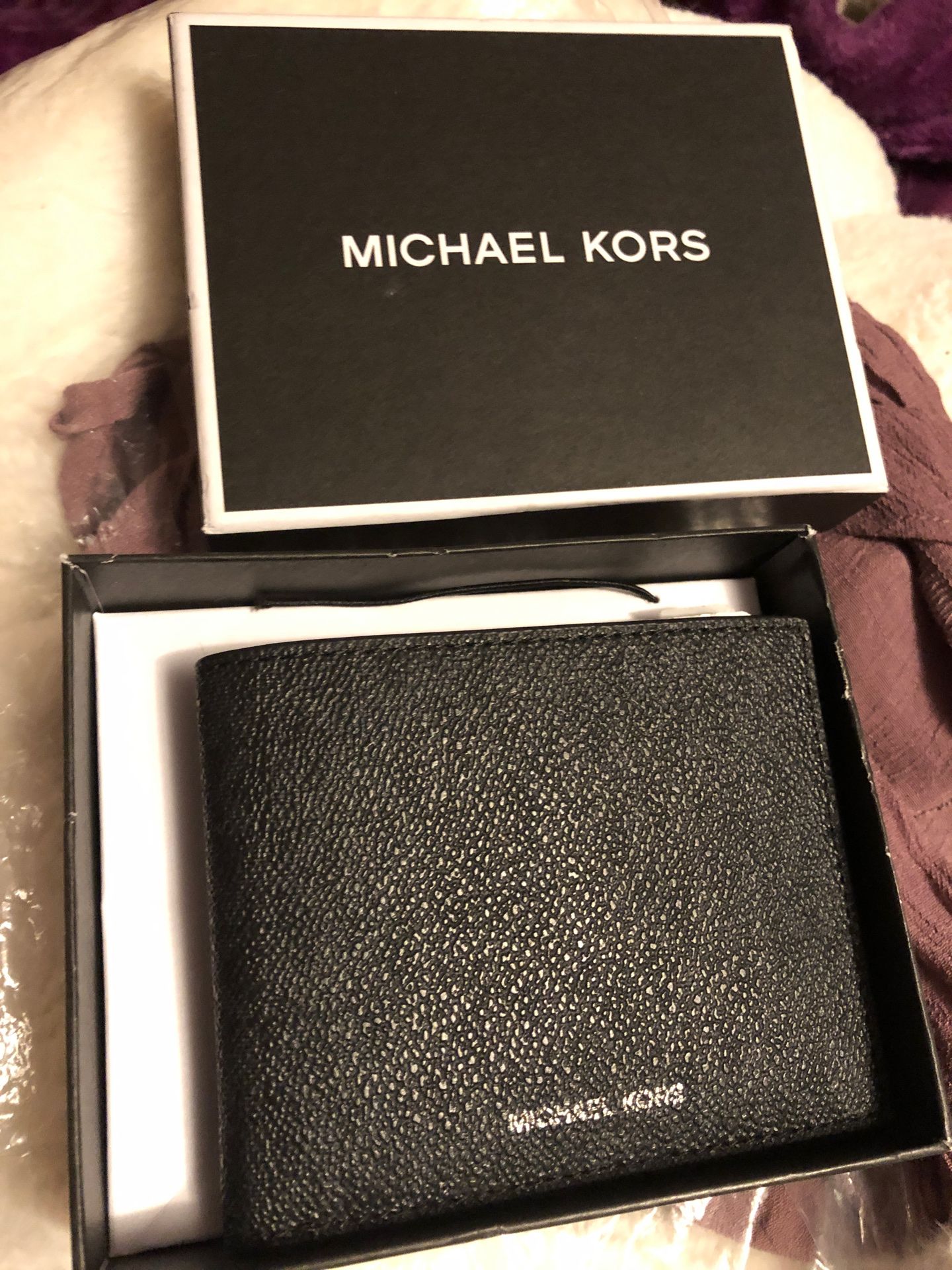 Michael Kors men wallet brand new in box ready for a great gift