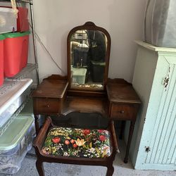 Antique vanity With Chair