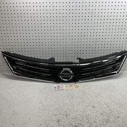 2010 2012 NISSAN VERSA HATCHBACK FRONT GRILLE OEM
