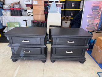 2 Nightstands With Drawers