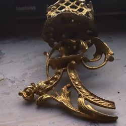 a color gold metal candle holder