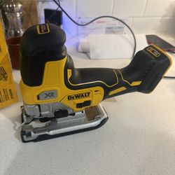 Dewalt Cordless Brushless Barrel Grip Jigsaw