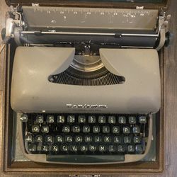 Rare Vintage Remington Travel-Riter Portable Manual Typewriter  From 1950’s. Made In Netherland.. 