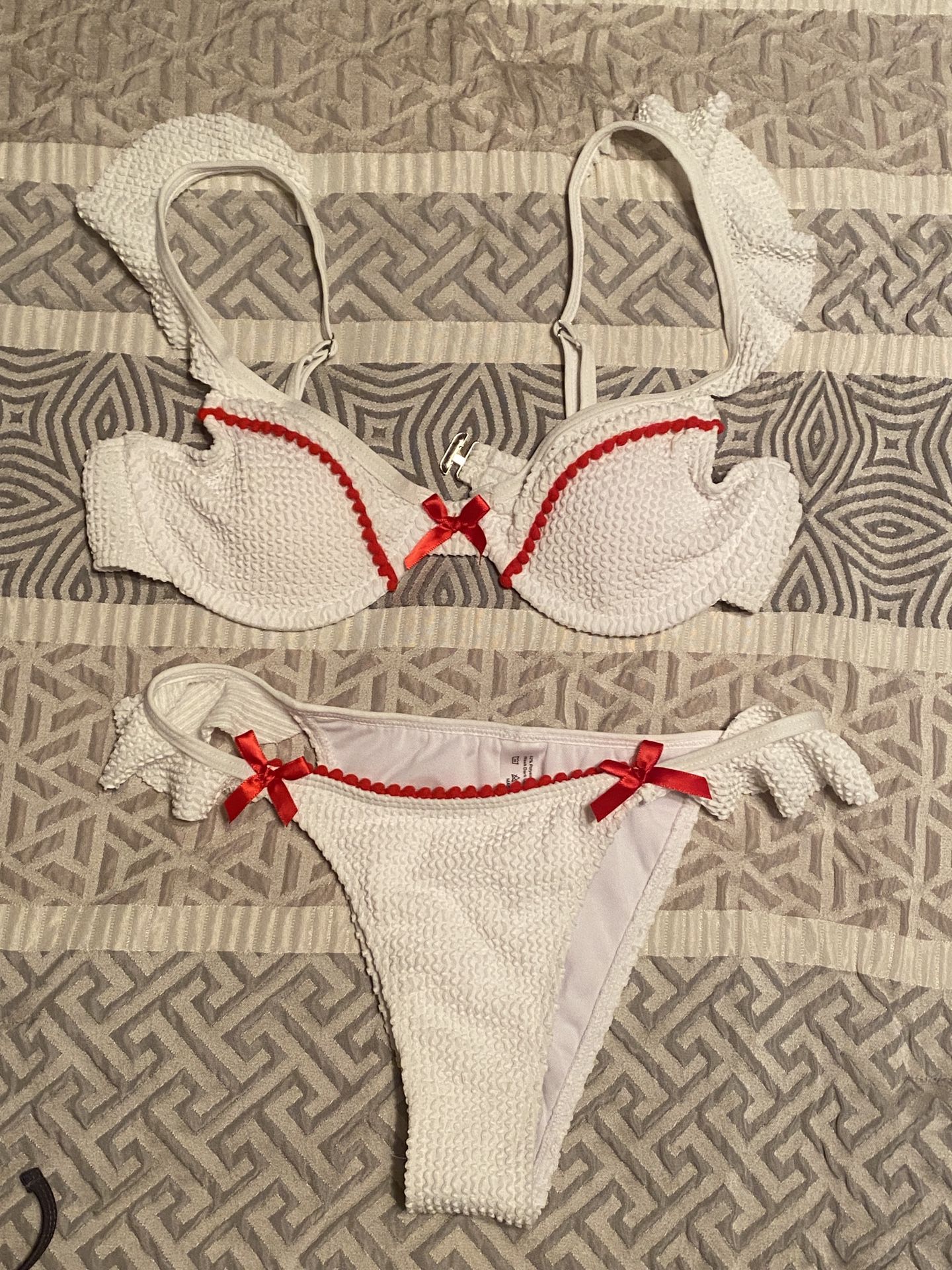 New Women’s Bow Knot Ruffled White and Red Bikini Size XS Underwire support X Small