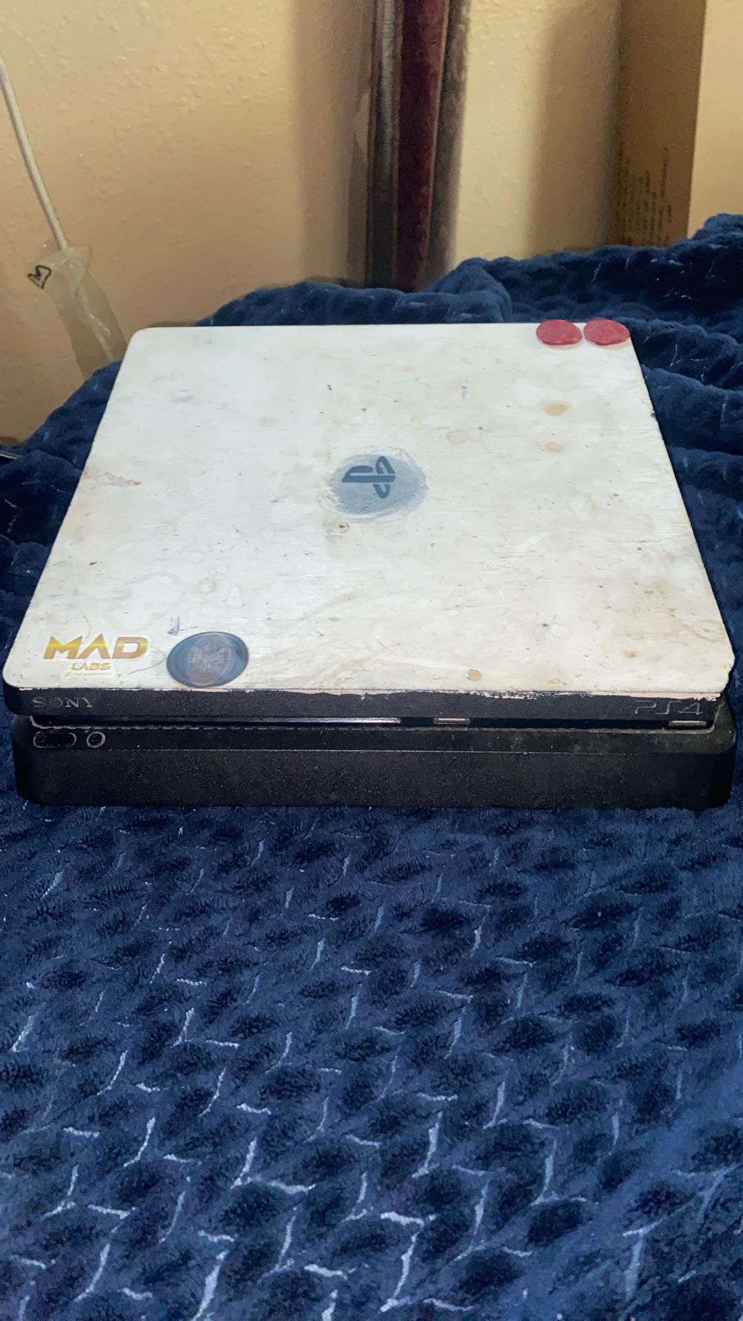 PS4 Slim +1 game & controller